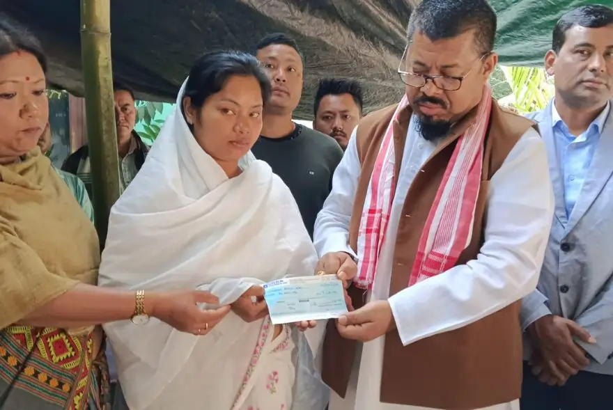 ৰাজীৱ শদিয়াৰ পৰিয়াললৈ চৰকাৰে আগবঢ়ালে এককালীন সাহাৰ্য