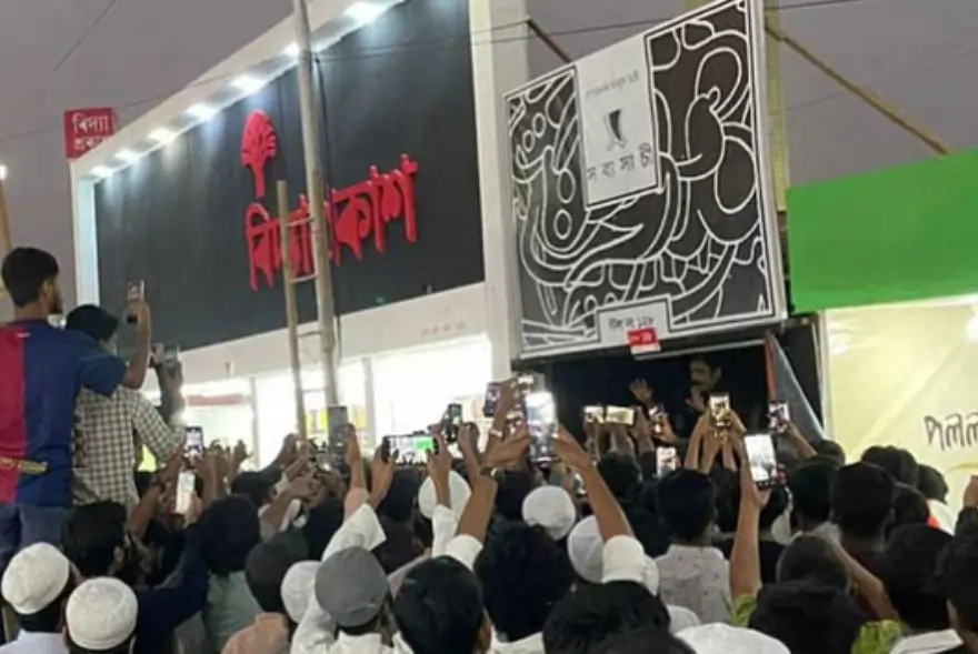 তছলিমা নাছৰিনৰ কিতাপ বিক্ৰী কৰাৰ বাবে বুক ষ্টলত আক্ৰমণ