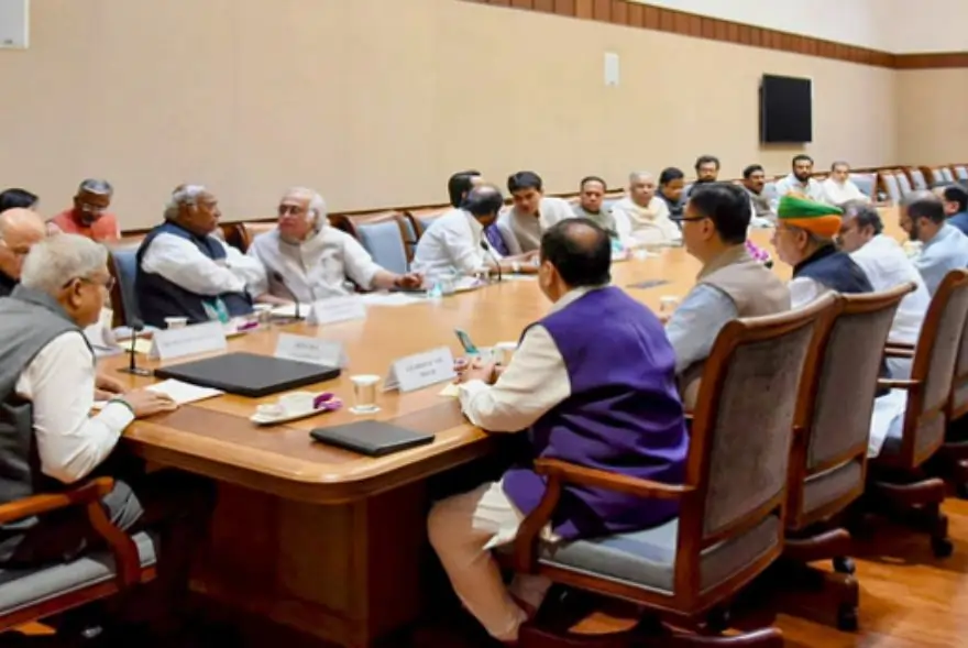 ন্যায়াধীশৰ ঘৰৰ পৰা নগদ ধন আদায়ৰ বিষয়...