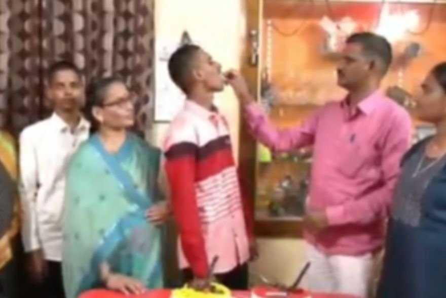 মেট্ৰিকত ফেইল কৰিলে পুত্ৰই... কেক কাটি, মিঠাই বিতৰণ কৰি পিতৃ-মাতৃয়ে কৰিলে উদযাপন