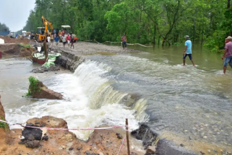এফালে ভূমিস্খলন আৰু আনফালে ওফন্দি উঠিছে নদী...