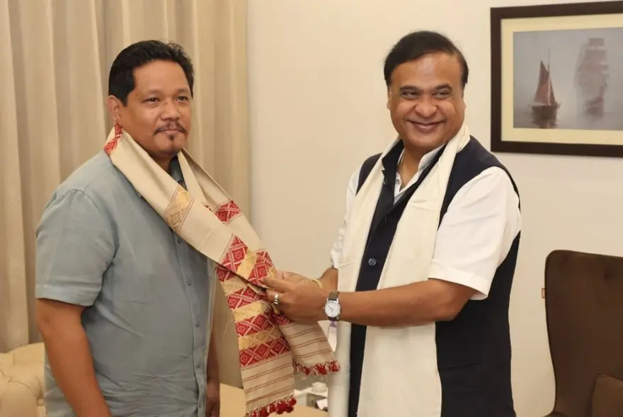গুৱাহাটীত অসম-মেঘালয়ৰ মুখ্যমন্ত্ৰীৰ সৌহাদ্যপূৰ্ণ বৈঠক