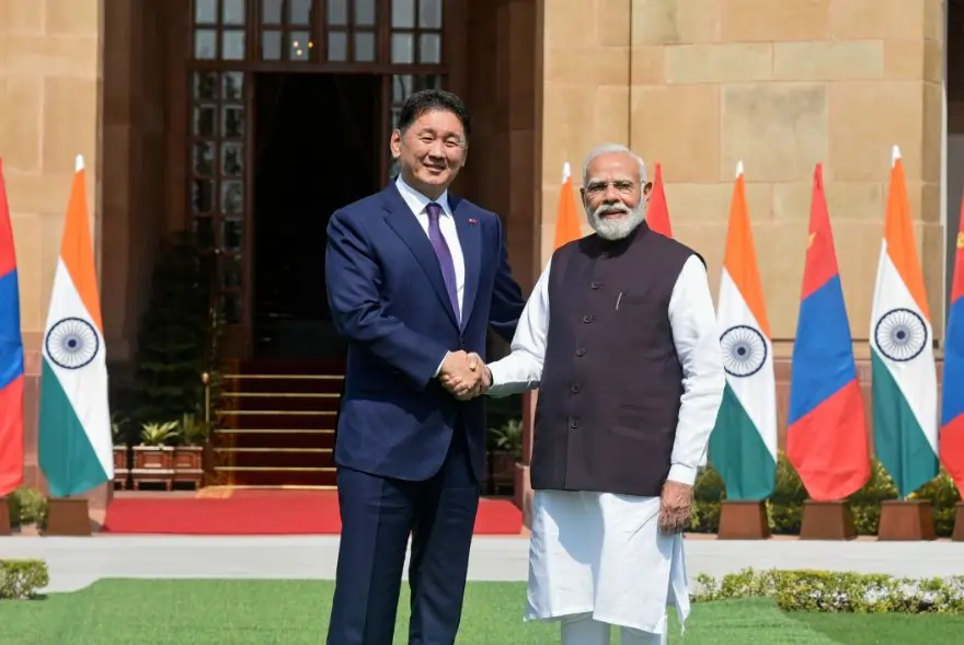প্ৰধানমন্ত্ৰী মোদীক সাক্ষাৎ মংগোলিয়াৰ ৰাষ্ট্ৰপতিৰ