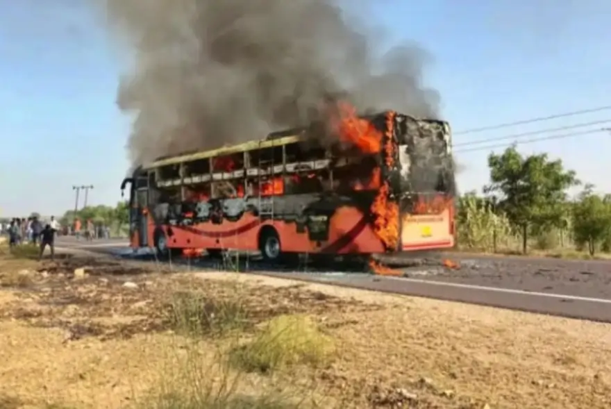 চলন্ত বাছত দাও দাওকৈ লাগিল জুই; জ্বলি ছাই হ’ল ২০ গৰাকীকৈ লোক