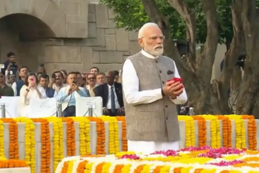 ৰাজঘাটত ১৫৬ সংখ্যক জন্ম জয়ন্তীত জাতিৰ পিতাক শ্ৰদ্ধাঞ্জলি প্ৰধানমন্ত্ৰী মোদীৰ