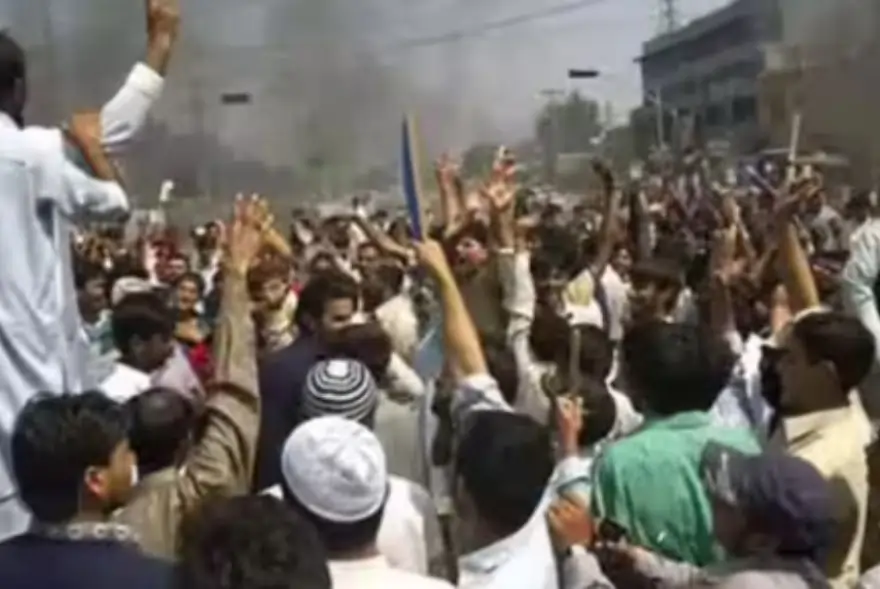পাক অধিকৃত কাশ্মীৰত প্ৰতিবাদৰ জুই
