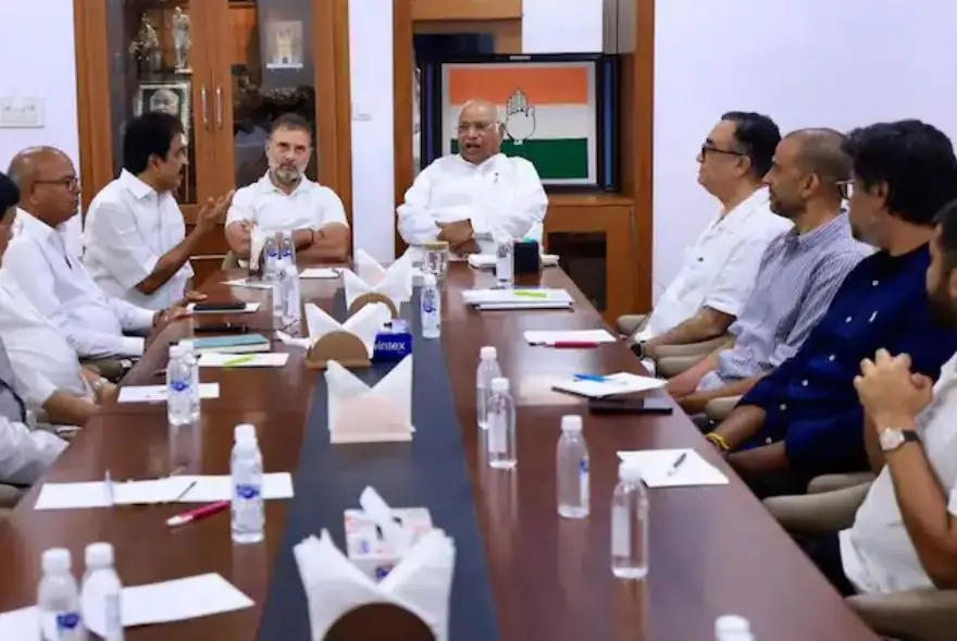 বিহাৰৰ পৰাজয়ক লৈ কংগ্ৰেছৰ বৈঠকত লংকাকাণ্ড; দুই প্ৰাৰ্থীৰ গুলীচালনাৰ ধমকী