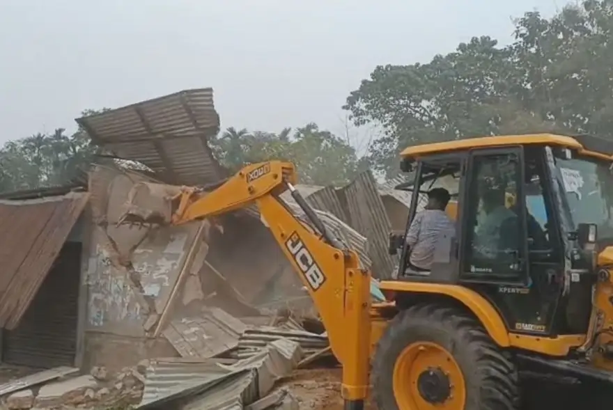 পুৱাৰে চলিছে বুলড'জাৰ; গোৱালপাৰাৰ দহিকাটাত চলিল বৃহৎ উচ্ছেদ অভিযান
