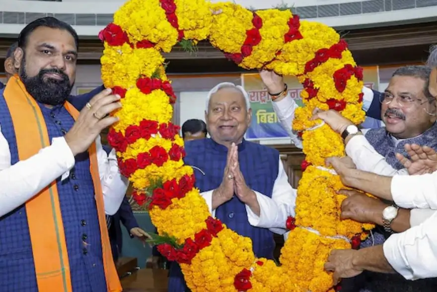 পুনৰ বিহাৰৰ মুখ্যমন্ত্ৰী হ’ব নীতিশ কুমাৰ; আজি ল’ব শপত