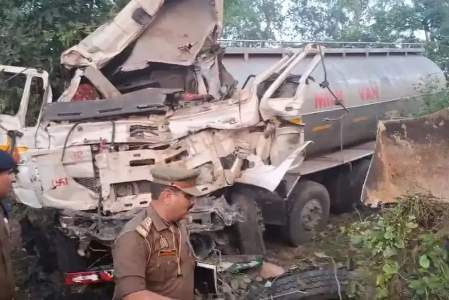 বাইক আৰোহীক বচাবলৈ গৈ টেংকাৰত খুন্দা যাত্ৰীবাহী বাছৰ; ৩ জনৰ মৃত্যু