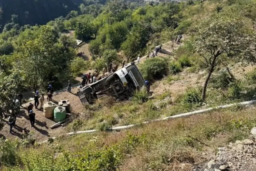 ভয়ংকৰ দুৰ্ঘটনাত পতিত তীৰ্থযাত্ৰী কঢ়িয়াই নিয়া বাছ; পাঁজনৰ মৃত্যু