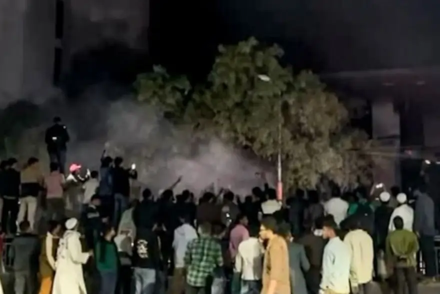 বৰদিনৰ পূৰ্বে ঢাকাত বিস্ফোৰণৰ ঘটনা; ধোঁৱাই আৱৰি ধৰিল মোগবজাৰ অঞ্চল
