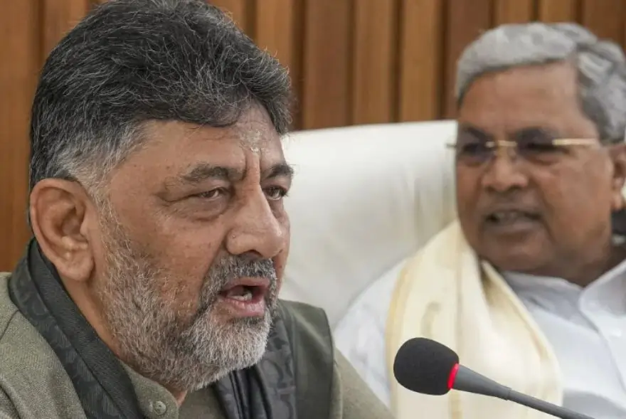 দিল্লীলৈ ৰাওনা শিৱকুমাৰ; সিদ্ধাৰমাইয়াই ক’লে, ‘মোক মাতিলে ময়ো যাম’