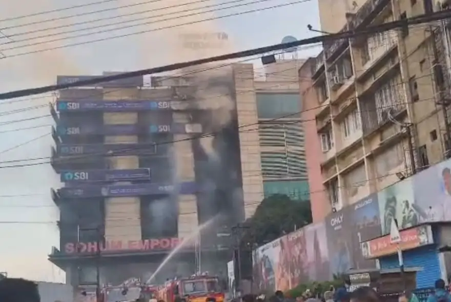 নিশা মহানগৰীত ভয়ংকৰ অগ্নিকাণ্ড, এতিয়াও নিৰ্বাপন হোৱা নাই জুই