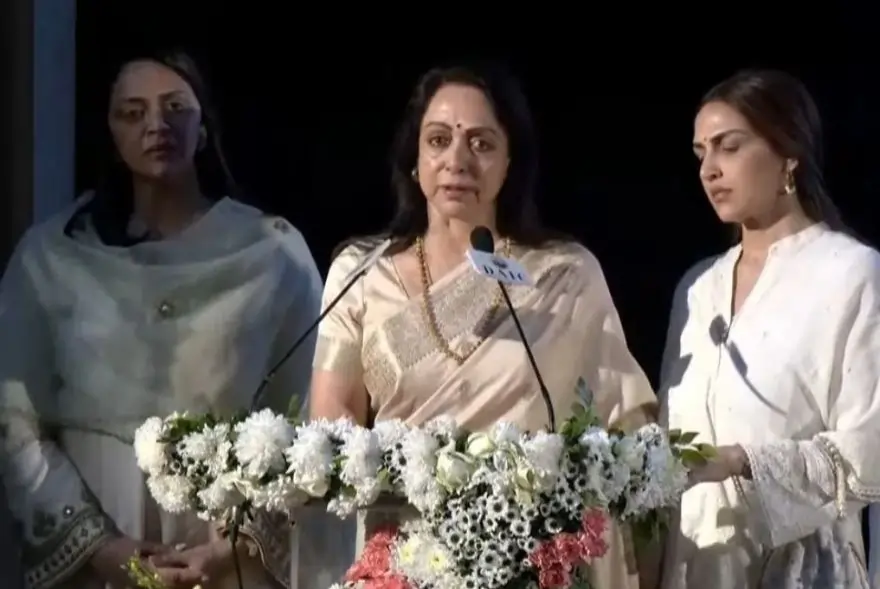 আধৰুৱা হৈ ৰ’ল ধৰ্মেন্দ্ৰৰ এটি সপোন; অশ্ৰুসিক্ত নয়নেৰে প্ৰাৰ্থনা সভাত হেমা মালিনীৰ প্ৰকাশ