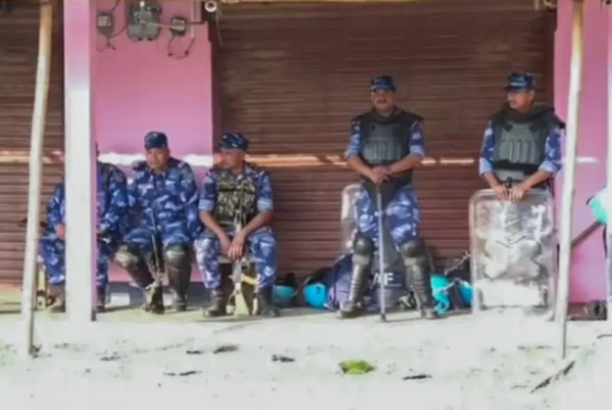 ক্ৰমে স্বাভাৱিক হৈছে হিংসাজৰ্জৰ কাৰ্বি আংলঙৰ খেৰণিৰ পৰিস্থিতি, সকলো পক্ষকে শান্তি-শৃংখলা বজাই ৰখাৰ আহ্বান প্ৰশাসনৰ