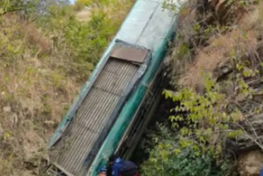 ভয়ংকৰ পথ দুৰ্ঘটনা… গভীৰ খাৱৈত বাগৰিল যাত্ৰীবাহী বাছ, ৭ জনৰ মৃত্যু