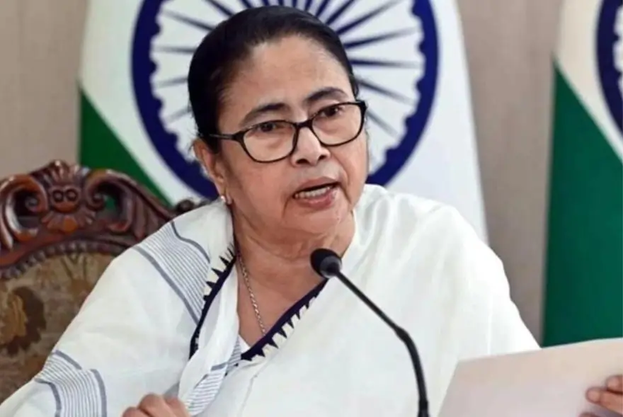 ‘আপোনালোকৰ পাকঘৰত অস্ত্ৰ-সস্ত্ৰ আছেই’; বংগত SIRৰ মাজতে মমতা বেনাৰ্জীৰ প্ৰৰোচনামূলক মন্তব্য