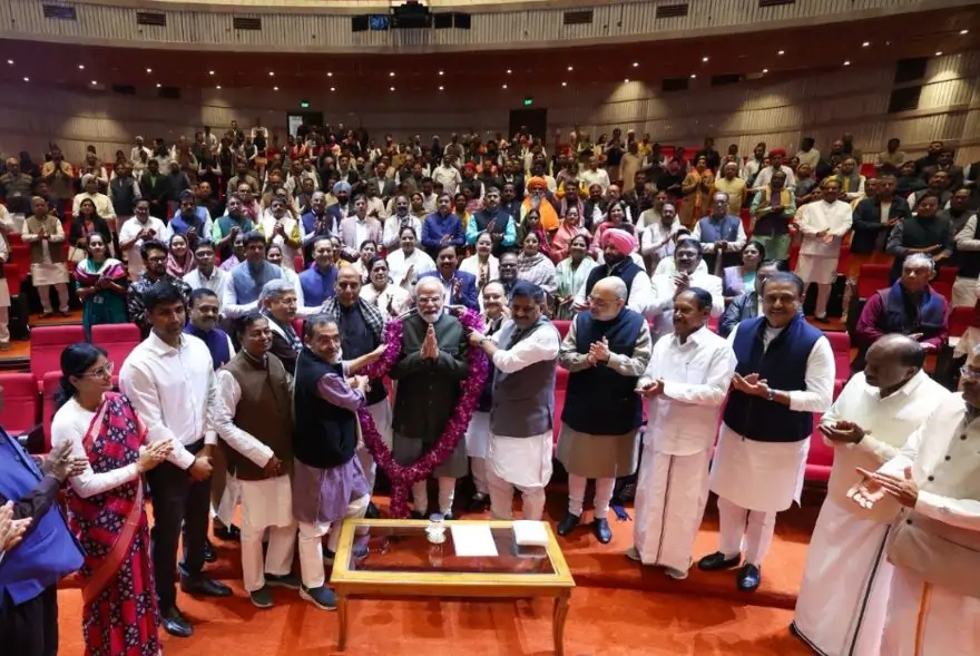 এন ডি এ সংসদীয় দলৰ বৈঠকত বংগ নিৰ্বাচনৰ চৰ্চা, সাংসদসকলক প্ৰধানমন্ত্ৰী মোদীয়ে দিলে এই কাম
