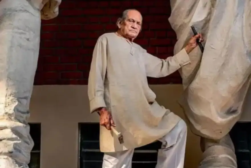প্ৰখ্যাত ভাস্কৰ্য শিল্পী ৰাম সুতাৰৰ দেহাৱসান, ষ্টেচু অব্ ইউনিটিৰ পৰা সংসদৰ গান্ধী প্ৰতিমালৈ দিছিল আকাৰ