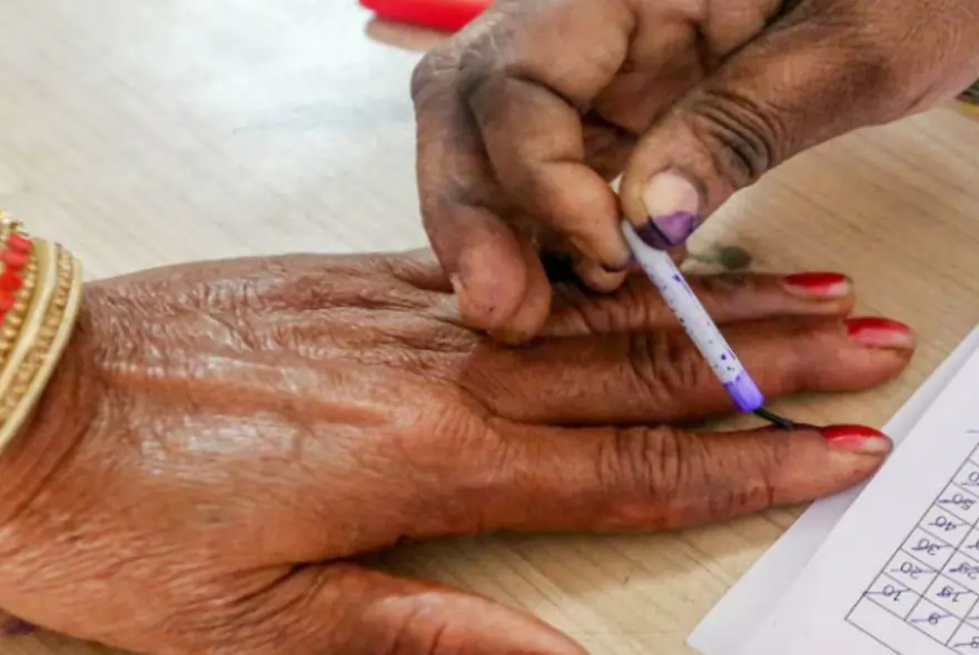 সোণাগাছিত এছ আই আৰৰ আতংক, ভোটাধিকাৰ থাকিবনে যৌনকর্মীৰ