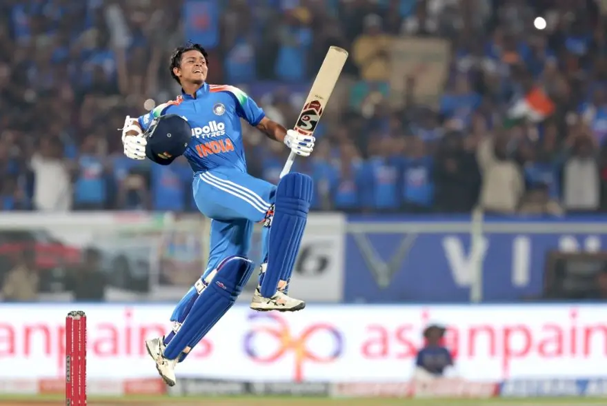 ইতিহাসত নাম খোদিত কৰিলে যশস্বী জয়ছোৱালে, অৰ্জন কৰিলে এদিনীয়া কেৰিয়াৰৰ প্ৰথমটো শতক