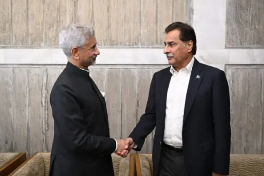 "মই নহয়, তেওঁ হে মোক লগ কৰিবলৈ আহিছিল..."; জয়শংকৰৰ সৈতে কৰমৰ্দন কৰাক লৈ আয়াজ ছাদিকৰ বিস্ফোৰক মন্তব্য
