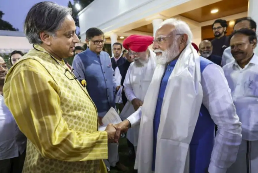 প্ৰধানমন্ত্ৰী মোদীয়ে সংবিধানক পবিত্ৰ গণ্য কৰে : কংগ্ৰেছৰ সৈতে মতানৈক্যৰ চৰ্চাৰ মাজতে শশী থাৰুৰৰ মন্তব্য