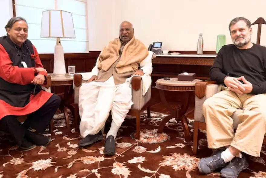 শেষ হ’ল মতানৈক্য; শশী থাৰুৰ আৰু ৰাহুল গান্ধীৰ ফটোৱে লগাইছে তোলপাৰ