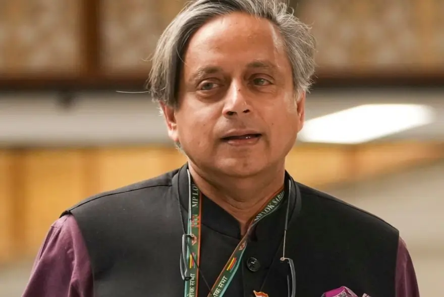‘মই নেহৰুৰ অন্ধভক্ত নহয়’; দেশৰ প্ৰথম প্ৰধানমন্ত্ৰীক লৈ শশী থাৰুৰ বিস্ফোৰক মন্তব্য