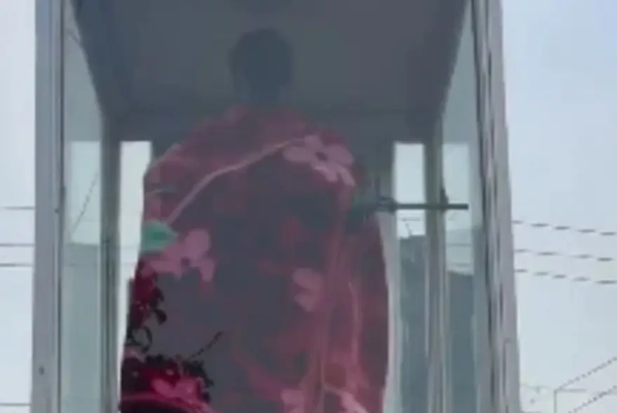 শ্বহীদ পুত্ৰৰ প্ৰতিমূৰ্তি কম্বলেৰে ঢাকিলে মাতৃয়ে, দৃশ্য দেখিলে চকুলো টুকিব আপুনিও