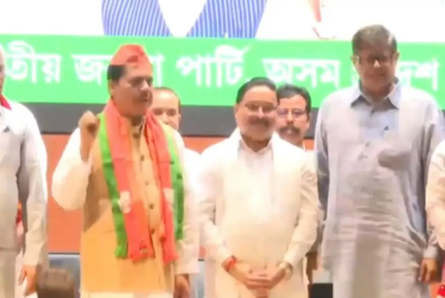 গেৰুৱা বসন, গেৰুৱা টুপি পিন্ধি আনুষ্ঠানিকভাৱে বিজেপিত যোগদান ভূপেন বৰাৰ