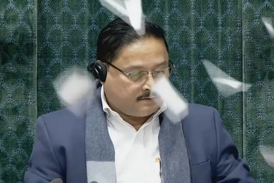 অধ্যক্ষলৈ কাগজ নিক্ষেপ, উত্তপ্ত পৰিস্থিতিৰ মাজতে ৮ বিৰোধী সাংসদক নিলম্বন