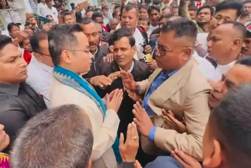 গৌৰৱ গগৈক ঘেৰাও কৰি প্ৰতিবাদ কংগ্ৰেছ কৰ্মীৰ, দল ত্যাগৰ হুংকাৰ