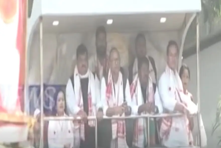 ‘পাকিস্তানী এজেণ্ট গৌৰৱ গগৈ গ’ বেক’; বটদ্ৰৱাত কংগ্ৰেছৰ পৰিৱৰ্তন যাত্ৰাত উত্তপ্ত পৰিস্থিতি