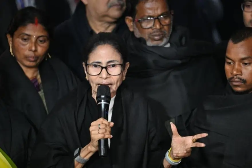 মিছলীয়া নিৰ্বাচন আয়োগ! চিইচি জ্ঞানেশ কুমাৰক সাক্ষাৎ কৰি মমতা বেনাৰ্জীৰ বিস্ফোৰণ