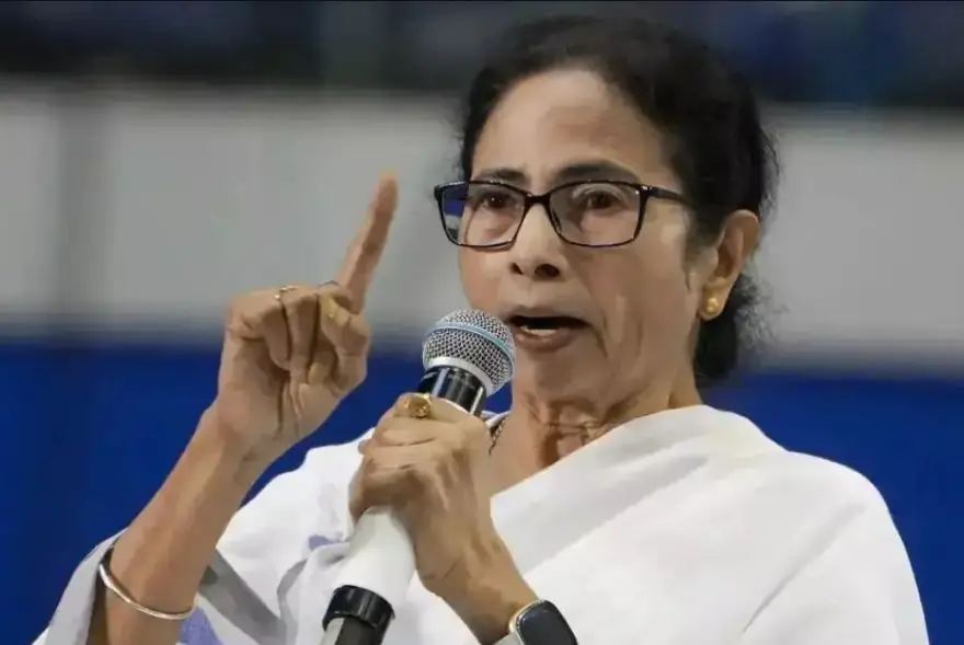 ‘আমি ৰেড কাৰ্পেট পাৰি দিছো,তেওঁলোকে ক'লা ৰঙৰে আদৰণি জনাইছে...';কেন্দ্ৰ চৰকাৰক তীক্ষ্ণ সমালোচনা মমতা বেনাৰ্জীৰ