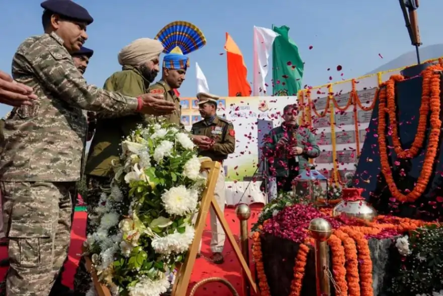 প্ৰধানমন্ত্ৰী মোদী, অমিত শ্বাহৰ পৰা ৰাহুল গান্ধীলৈ... পুলৱামাৰ বীৰ শ্বহীদ জোৱানলৈ শ্ৰদ্ধাঞ্জলি