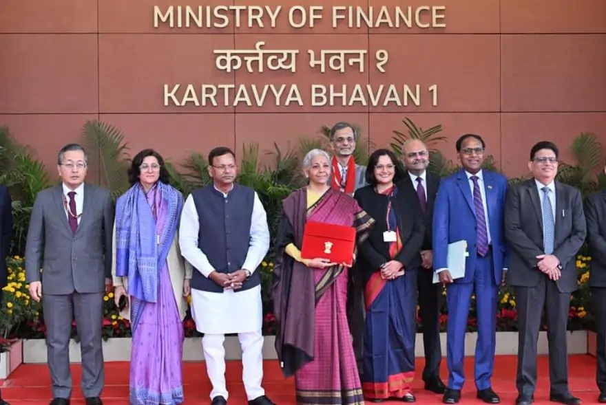হাতত বাজেট লৈ ৰাষ্ট্ৰপতি ভৱনত উপস্থিত কেন্দ্ৰীয় বিত্তমন্ত্ৰী নিৰ্মলা সীতাৰমণ; আজি দাখিল কৰিব নৱম বাজেট