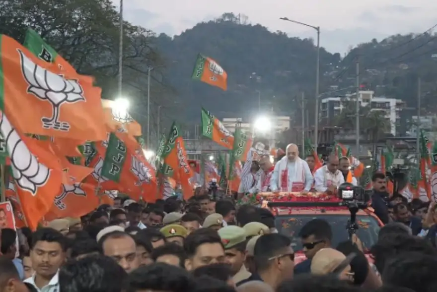 গুৱাহাটীৰ ৰাজপথত গৃহমন্ত্ৰী অমিত শ্বাহৰ বিশাল ৰোড শ্ব'