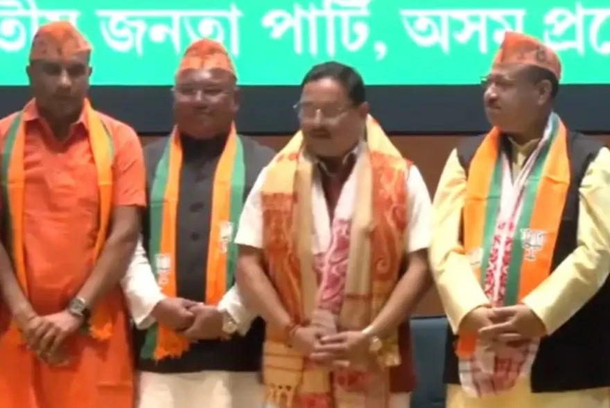 নিৰ্বাচনৰ পূৰ্বে ৩ কংগ্ৰেছী বিধায়কে বাজপেয়ী ভৱনত পিন্ধিলে গেৰুৱা বসন