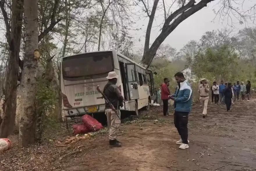 শোকাৱহ; পুৱতি নিশা বোকাজানত দুৰ্ঘটনাত পতিত যাত্ৰীবাহী বাছ