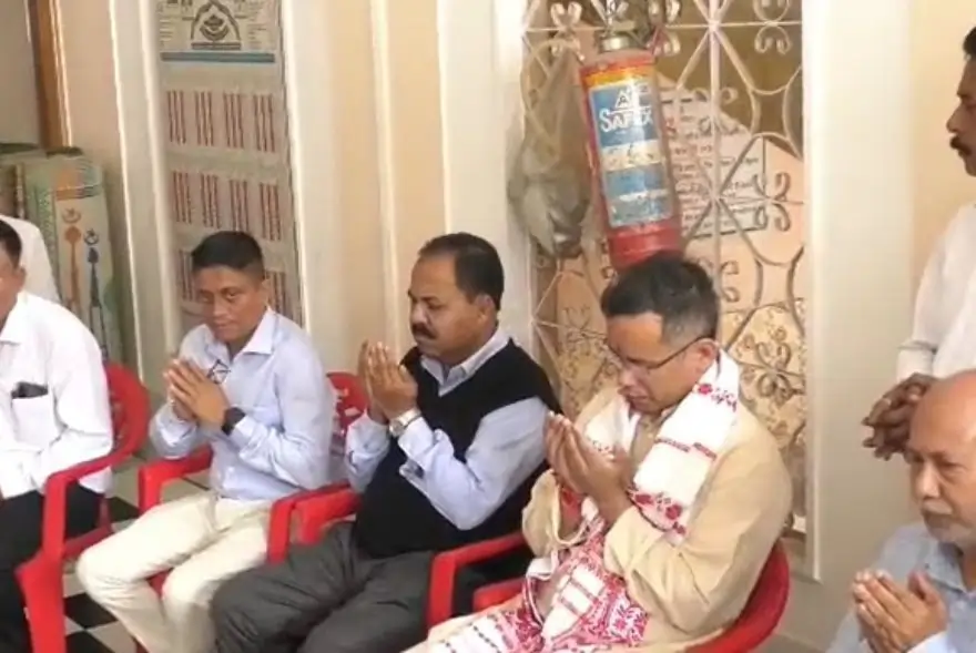 আল্লাহেই শেষ ভৰষা; মনোনয়নৰ পূৰ্বে আল্লাহৰ ওচৰত দোৱা গৌৰৱ গগৈৰ