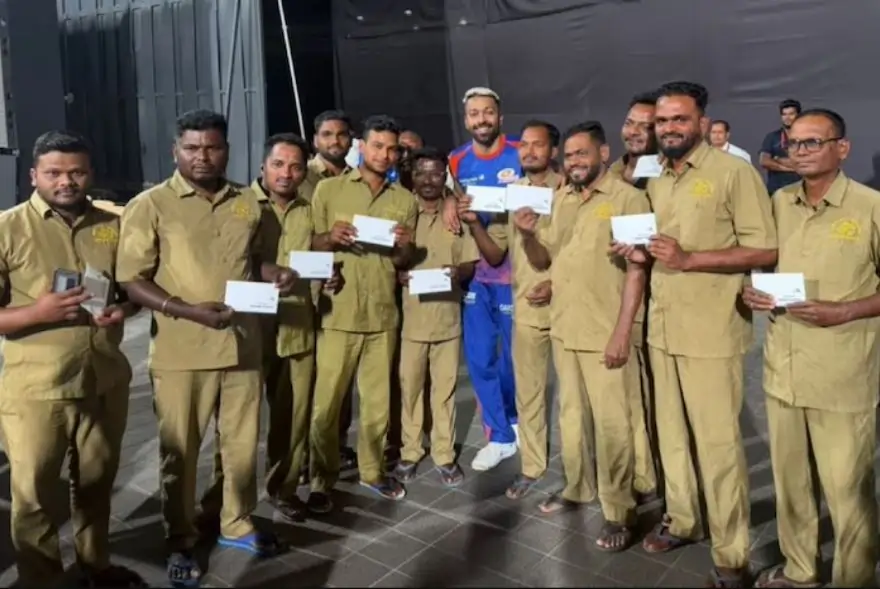 প্ৰতিশ্ৰুতি পূৰণ হাৰ্দিক পাণ্ডিয়াৰ; ৱানখেড়ে গ্ৰাউণ্ড ষ্টাফক দিলে ১০ লাখকৈ টকা