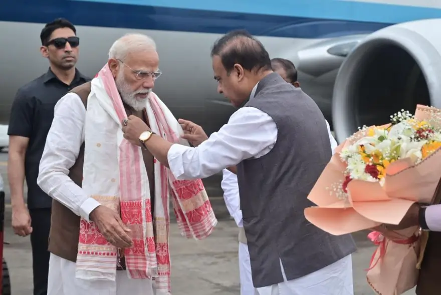গুৱাহাটীত উপস্থিত প্ৰধানমন্ত্ৰী নৰেন্দ্ৰ মোদী, ফুলাম গামোচাৰে মুখ্যমন্ত্ৰীয়ে জনালে আদৰণি