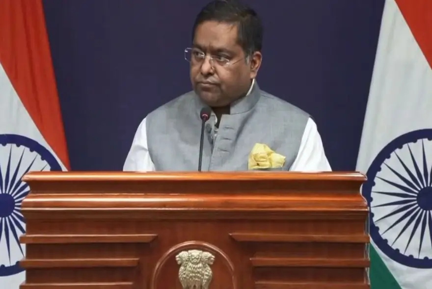 'হৰমুজৰ পৰা চাৰিখন টেংকাৰ আহিছে'; বৈদেশিক পৰিক্ৰমা মন্ত্ৰালয়ৰ ডাঙৰ তথ্য