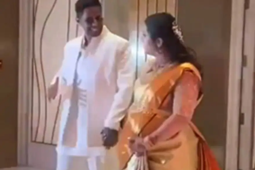 পিতৃ হ’বলৈ ওলাইছে সূৰ্যকুমাৰ যাদৱ; পত্নীয়ে শ্বেয়াৰ কৰিলে বিশেষ ভিডিঅ’