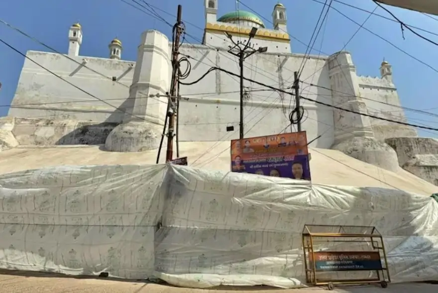 ফাকুৱাৰ পূৰ্বে ত্ৰিপালেৰে ঢাকি দিয়া হ'ল ১০টাতকৈয়ো অধিক মছজিদ