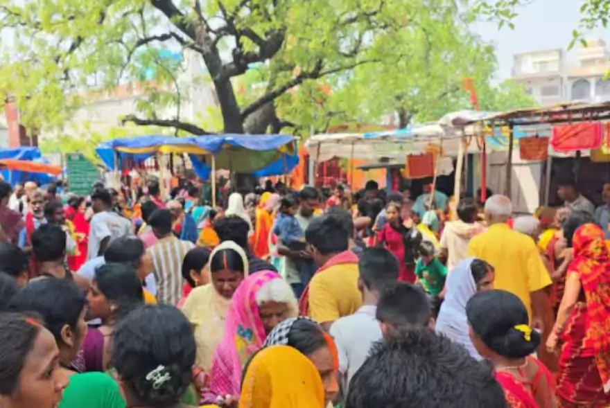 শীতলা মাতা মন্দিৰত অঘটন : পদপিষ্ট হৈ অতিকমেও ৮ জন লোকৰ মৃত্যু, আহত বহুতো