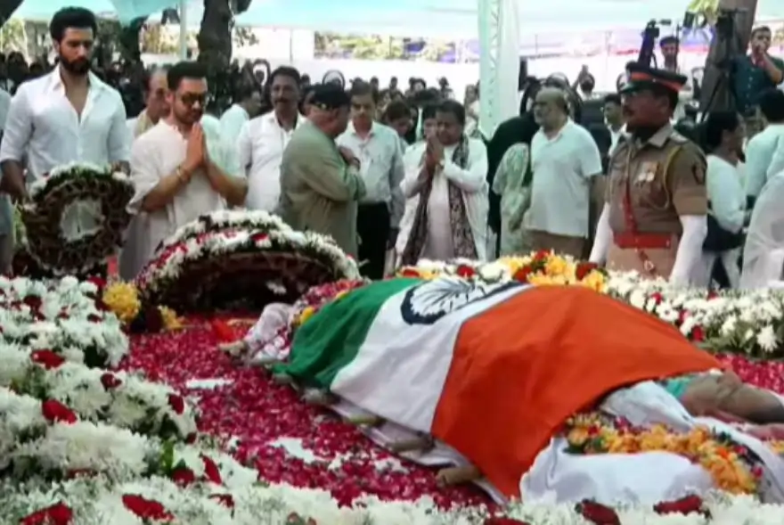 কিংবদন্তি সংগীতশিল্পী আশা ভোছলেক শেষ বিদায় জনাবলৈ মুম্বাইত জনসমুদ্ৰ